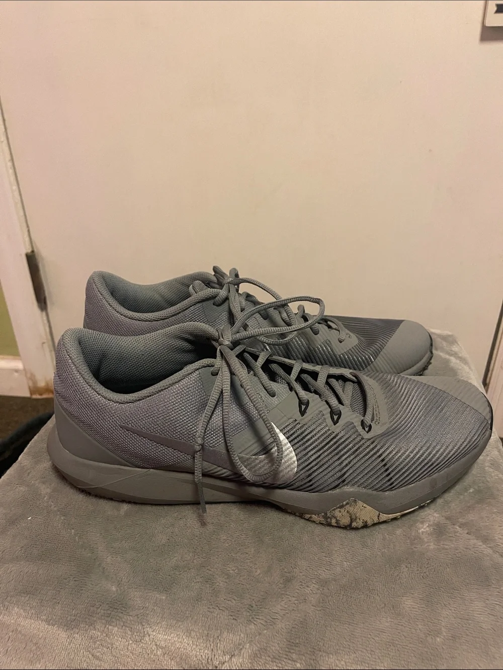Nike Men’s Grey Athletic Training Sneakers